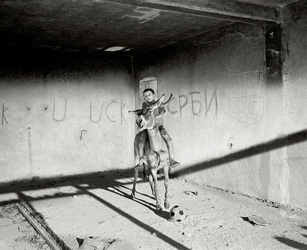 Vanessa Winship 1. Senza titolo, dalla serie Imagined States and Desires. A Balkan Journey, 1999-2002 © Vanessa Winship